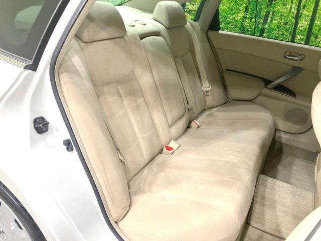 後部座席も気になるようなキズ・汚れやへたり等、大きなダメージはなく、良好な状態です。
