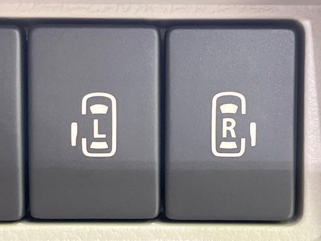 【両側パワースライドドア】スマートキーや運転席のスイッチで後席両側スライドドアの開閉が可能♪電動だから力を入れてドアを開ける必要が無く、小さなお子様でも簡単に開け閉めでき快適です♪