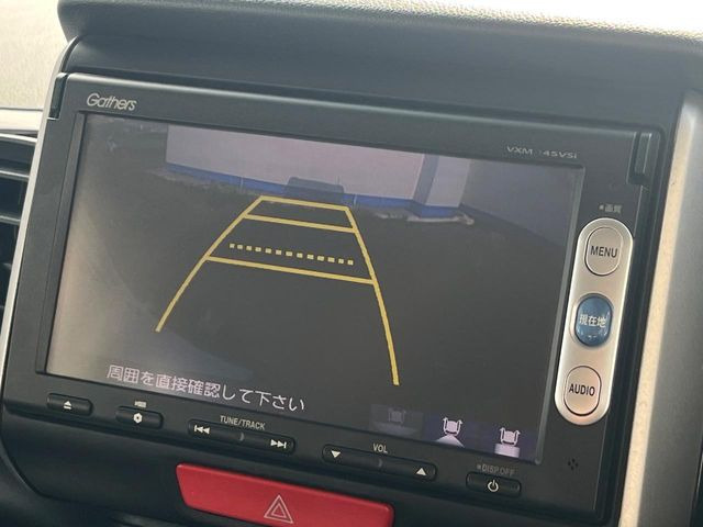 【バックカメラ】駐車時に後方がリアルタイム映像で確認できます。大型商業施設や立体駐車場での駐車時や、夜間のバック時に大活躍!運転スキルに関わらず、今や必須となった装備のひとつです!