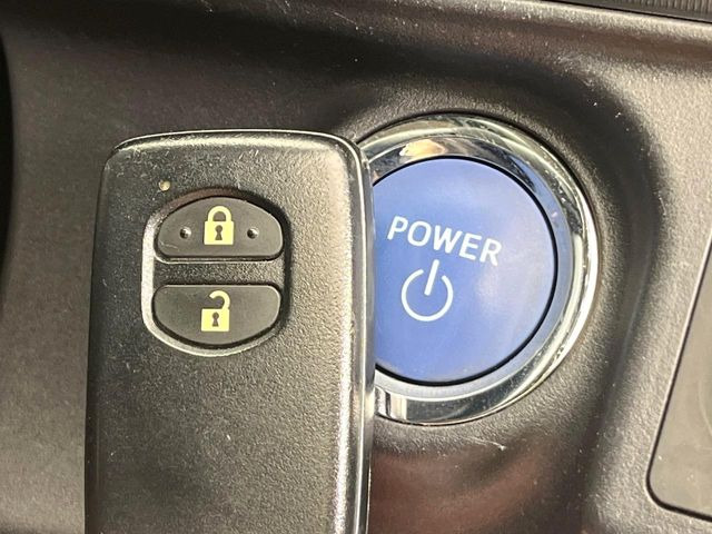 【スマートキー】カバンやポケットに入れたままでもドアの施錠・解錠が可能なスマートキーを装備。エンジンのオン・オフ時もカギを取り出す必要が無いからとっても便利です♪