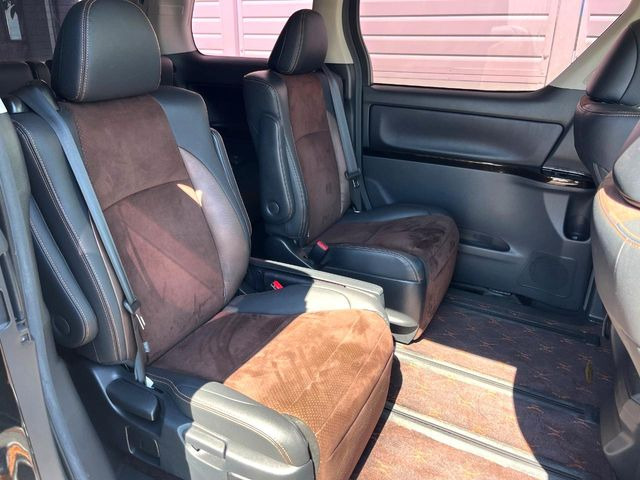 広々とした2列目シートは居住性が高く、居心地も快適!友達や家族とのお出かけにぴったりです。ベビーシートやチャイルドシート使用時も快適にお過ごしいただける十分な空間を確保しています。