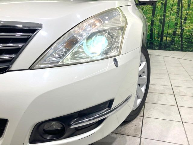 【HIDヘッドライト】非常に明るく前方を照らしてくれるので、悪天候や夜間の走行時も視界良好で安心してお乗りいただけます。