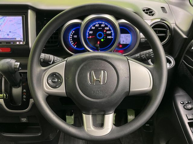 �C���e���A�ɍ��킹���f�U�C���̃X�e�A�����O�́A�^�]�������̂��Ƃ��l���A�^�]���₷���`��A�傫���ł��B�����x�A���ۂɐG���Ă��m���߂��������B