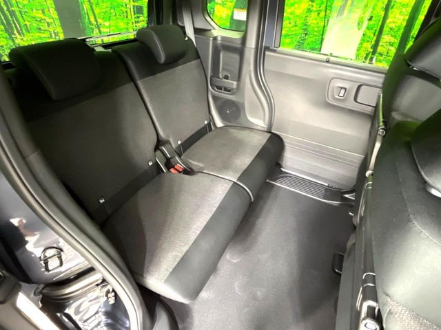 後部座席も気になるようなキズ・汚れやへたり等、大きなダメージはなく、良好な状態です。