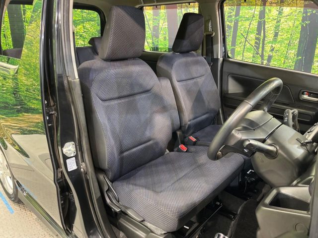 運転席シート廻りは使用感も少なく、良好な状態となっています。丁寧に使われていたことがよくわかりますね。