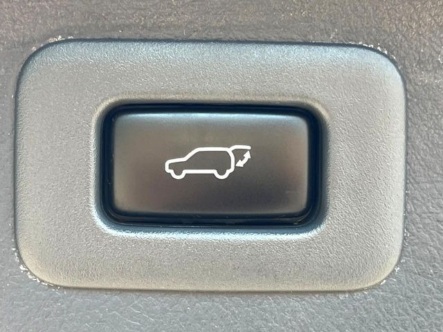 【パワーバックドア】スマートキーや運転席のボタンを押すだけでリアゲートが自動で開閉します!荷物を持っている時や、高い位置にあるバックドアを閉める際に便利な機能です♪