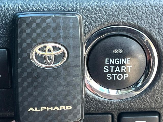 【スマートキー】カバンやポケットに入れたままでもドアの施錠・解錠が可能なスマートキーを装備。エンジンのオン・オフ時もカギを取り出す必要が無いからとっても便利です♪