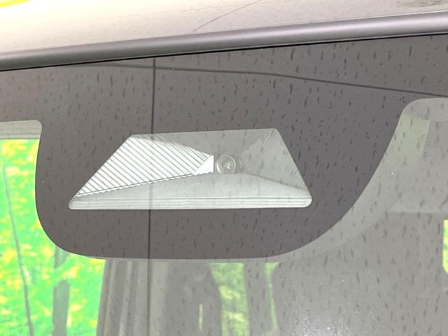 【ホンダセンシング】走行中に前方の車両等を認識し、衝突しそうな時は警報とブレーキで衝突回避と被害軽減をアシスト。より安全にドライブをお楽しみいただけます。