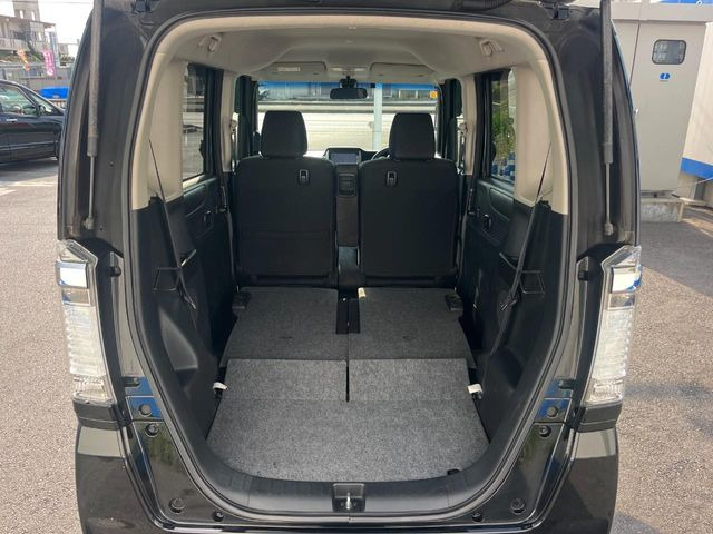 後席を格納すると、これだけの広さが!シーンに合わせたシートアレンジで、大きな荷物も積むことが出来ます♪