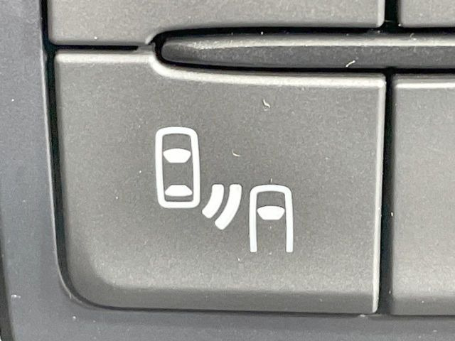 【ブラインドスポットモニタリング】走行中、ドアミラーの死角になりやすい箇所に後続車が接近するとサイドミラー付近に警告を表示、ドライバーに注意喚起をしてくれます。