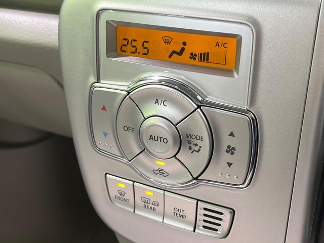 【オートエアコン】一度お好みの温度に設定すれば、車内の温度を検知し風量や温度を自動で調整。暑い…寒い…と何度もスイッチ操作をする必要はありません。快適な車内空間には必須の機能ですね♪