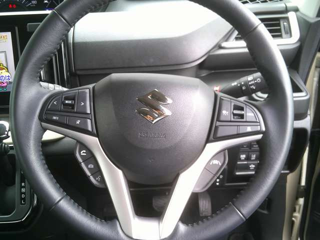 ★本革巻ステアリング★しっとりと手に馴染む本革ならではの感触!確かな操作感!