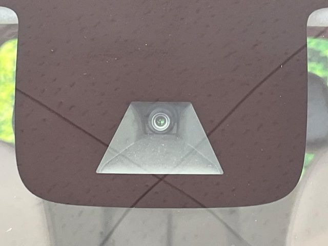 �y�C���e���W�F���g�G�}�[�W�F���V�[�u���[�L�z�t�����g�J�����őO���̎ԗ�����s�҂����m�B�Փ˂������Ȏ��͏Փ˔�Q�y���u���[�L���쓮�A�Փˉ�����T�|�[�g�B�����S�Ƀh���C�u�����y���݂��������܂��B