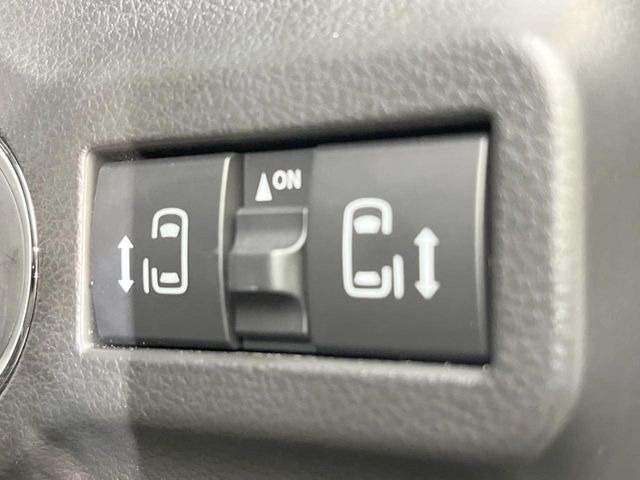 【両側パワースライドドア】スマートキーや運転席のスイッチで後席両側スライドドアの開閉が可能♪電動だから力を入れてドアを開ける必要が無く、小さなお子様でも簡単に開け閉めでき快適です♪