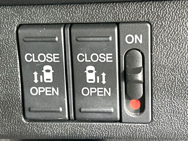 【両側パワースライドドア】スマートキーや運転席のスイッチで後席両側スライドドアの開閉が可能♪電動だから力を入れてドアを開ける必要が無く、小さなお子様でも簡単に開け閉めでき快適です♪