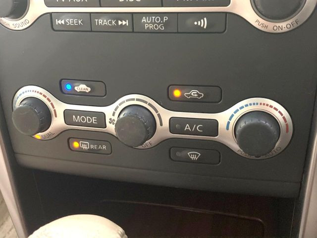 【オートエアコン】一度お好みの温度に設定すれば、車内の温度を検知し風量や温度を自動で調整。暑い…寒い…と何度もスイッチ操作をする必要はありません。快適な車内空間には必須の機能ですね♪