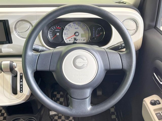 �C���e���A�ɍ��킹���f�U�C���̃X�e�A�����O�́A�^�]�������̂��Ƃ��l���A�^�]���₷���`��A�傫���ł��B�����x�A���ۂɐG���Ă��m���߂��������B