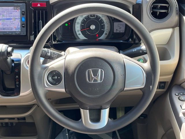 インテリアに合わせたデザインのステアリングは、運転される方のことも考え、運転しやすい形状、大きさです。是非一度、実際に触ってお確かめください。