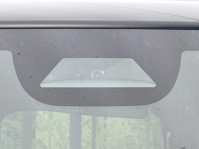 【ホンダセンシング】走行中に前方の車両等を認識し、衝突しそうな時は警報とブレーキで衝突回避と被害軽減をアシスト。より安全にドライブをお楽しみいただけます。