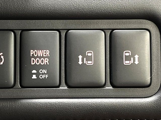 【両側パワースライドドア】スマートキーや運転席のスイッチで後席両側スライドドアの開閉が可能♪電動だから力を入れてドアを開ける必要が無く、小さなお子様でも簡単に開け閉めでき快適です♪