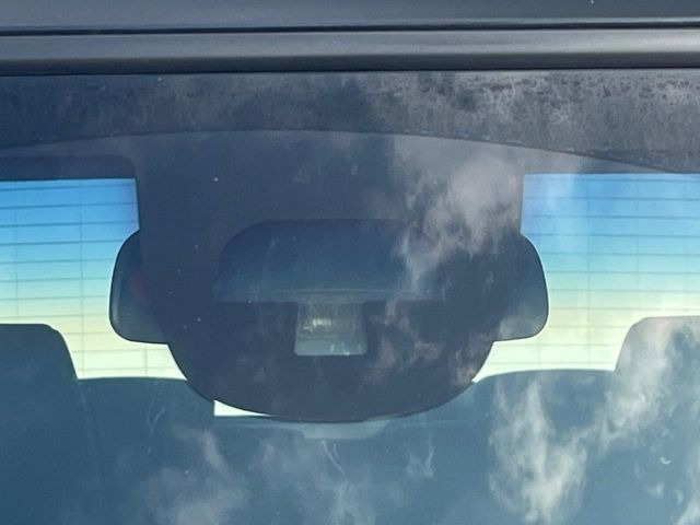 【ホンダセンシング】走行中に前方の車両等を認識し、衝突しそうな時は警報とブレーキで衝突回避と被害軽減をアシスト。より安全にドライブをお楽しみいただけます。