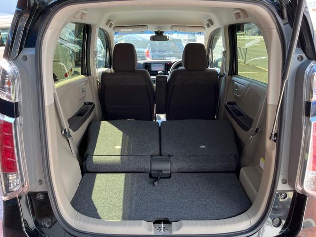 後席を格納すると、これだけの広さが!シーンに合わせたシートアレンジで、大きな荷物も積むことが出来ます♪