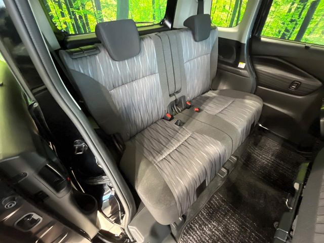 後部座席も気になるようなキズ・汚れやへたり等、大きなダメージはなく、良好な状態です。