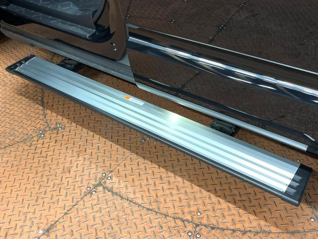 【電動サイドステップ】車高の高いお車でも、これがあれば小さいお子様の乗り降りも楽々♪スライドドアと連動して作動する為、煩わしい操作は不要です!