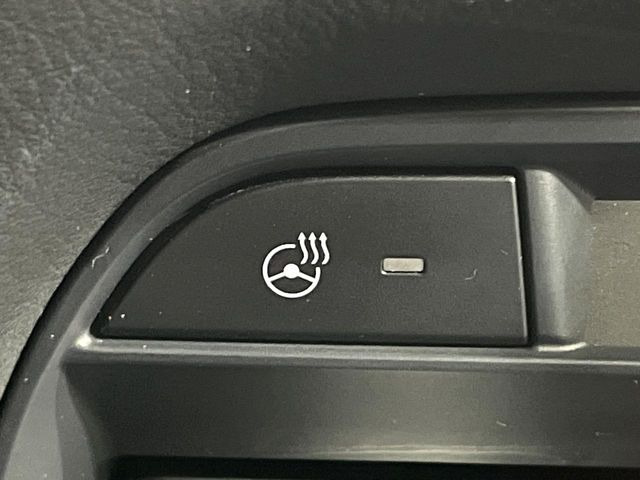 【ステアリングヒーター】冬場に冷たくなりやすい革巻きステアリングを、スイッチ一つで素早く適温に!エアコンよりも早く温まってくれるので、寒い日の運転も快適になりますね♪