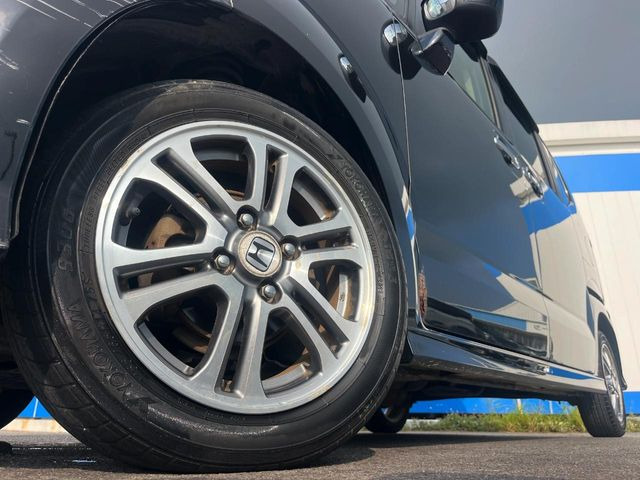 【純正アルミホイール】外観にマッチした純正アルミホイールを装着しております。各種社外アルミホイールや、スタッドレスタイヤも取扱いしております。是非ご相談ください♪