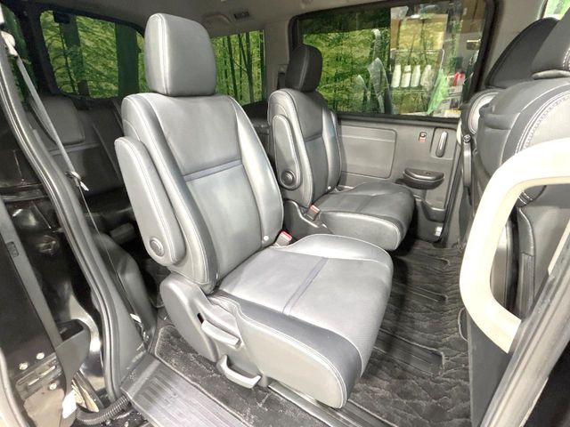 後部座席も気になるようなキズ・汚れやへたり等、大きなダメージはなく、良好な状態です。