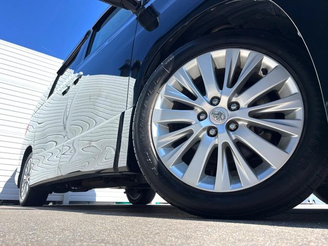 【純正18インチアルミホイール】外観にマッチした純正アルミホイールを装着しております。各種社外アルミホイールや、スタッドレスタイヤも取扱いしております。是非ご相談ください♪