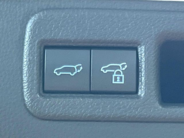 【パワーバックドア】スマートキーや運転席のボタンを押すだけでリアゲートが自動で開閉します!荷物を持っている時や、高い位置にあるバックドアを閉める際に便利な機能です♪