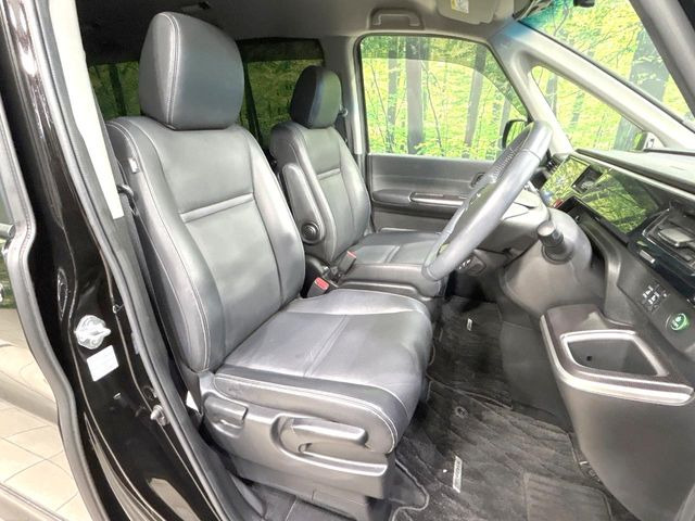 【ハーフレザーシート】高級感と座り心地を両立した人気のシート♪背面・座面のファブリック素材は、通気性の良さや滑りにくさに優れています。気温や服装に左右されず快適にお乗りいただけます。