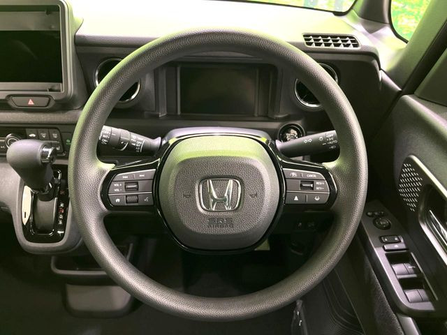 インテリアに合わせたデザインのステアリングは、運転される方のことも考え、運転しやすい形状、大きさです。是非一度、実際に触ってお確かめください。