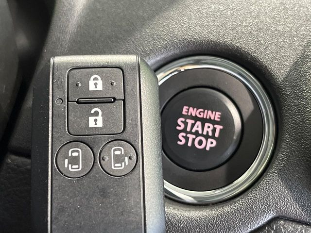 【キーレススタートシステム】カバンやポケットに入れたままでもドアの施錠・解錠が可能なスマートキーを装備。エンジンのオン・オフ時もカギを取り出す必要が無いからとっても便利です♪