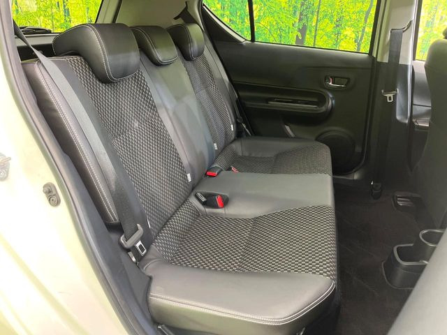 後部座席も気になるようなキズ・汚れやへたり等、大きなダメージはなく、良好な状態です。