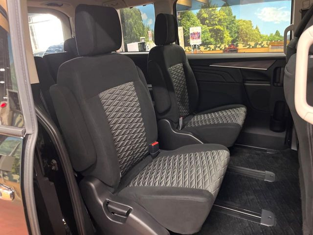 二列目中央はウォークスルーとなっております。二列目と三列目の移動や乗り降りがとっても楽になるので、乗り降りの際もストレスを感じることはありません♪