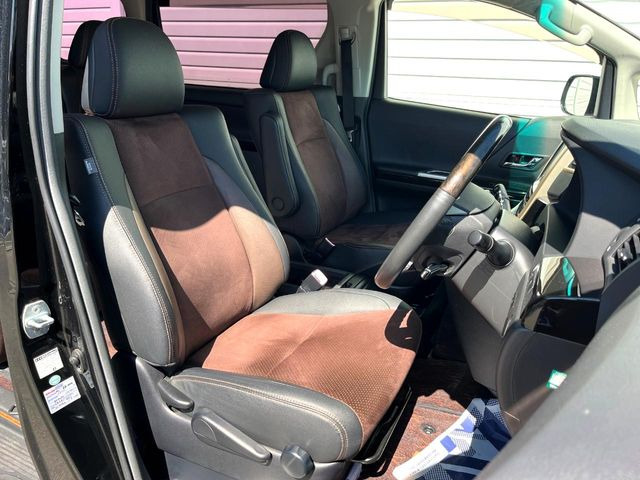 運転席シート廻りは使用感も少なく、良好な状態となっています。丁寧に使われていたことがよくわかりますね。