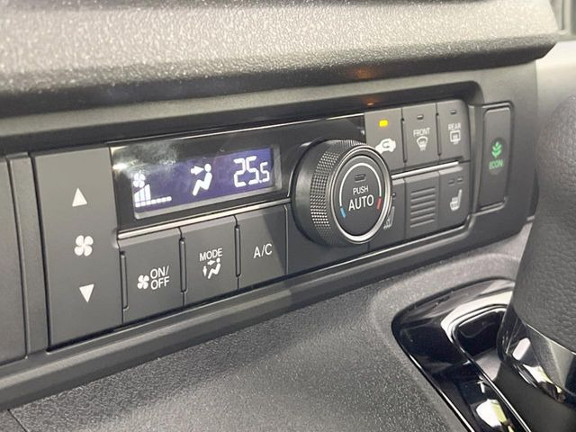 【オートエアコン】一度お好みの温度に設定すれば、車内の温度を検知し風量や温度を自動で調整。暑い…寒い…と何度もスイッチ操作をする必要はありません。快適な車内空間には必須の機能ですね♪