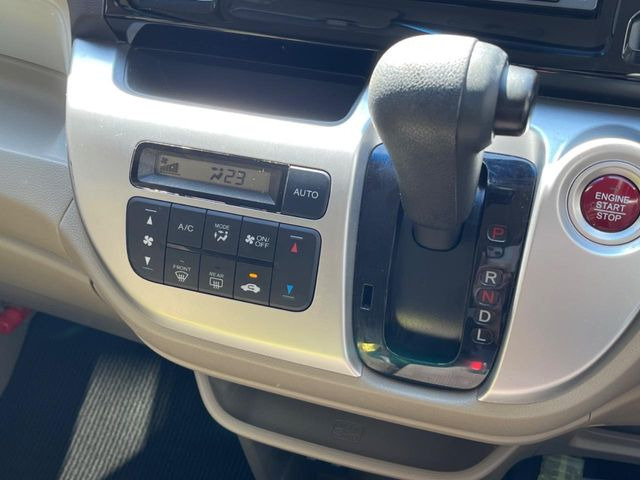 【オートエアコン】一度お好みの温度に設定すれば、車内の温度を検知し風量や温度を自動で調整。暑い…寒い…と何度もスイッチ操作をする必要はありません。快適な車内空間には必須の機能ですね♪