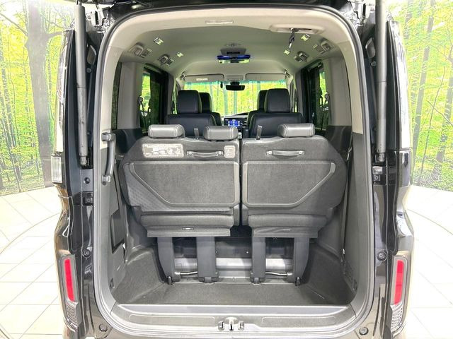 普段のお買い物や通勤、送迎等に十分な荷室スペースを確保しております。セカンドシートを倒すと、大きな荷物の積載も可能です♪