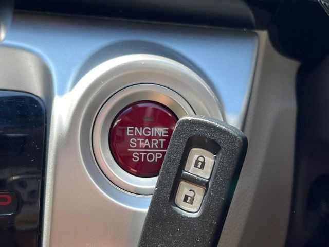 【Hondaスマートキー】カバンやポケットに入れたままでもドアの施錠・解錠が可能なスマートキーを装備。エンジンのオン・オフ時もカギを取り出す必要が無いからとっても便利です♪