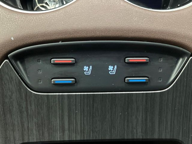 【シートベンチレーション】夏場は涼しい風でお尻や背中の熱やムレを防ぎ、冬はエアコンよりも早く温まってポカポカに!季節を問わず快適に過ごせます。