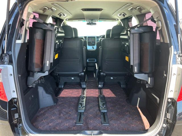 普段のお買い物や通勤、送迎等に十分な荷室スペースを確保しております。セカンドシートを倒すと、大きな荷物の積載も可能です♪