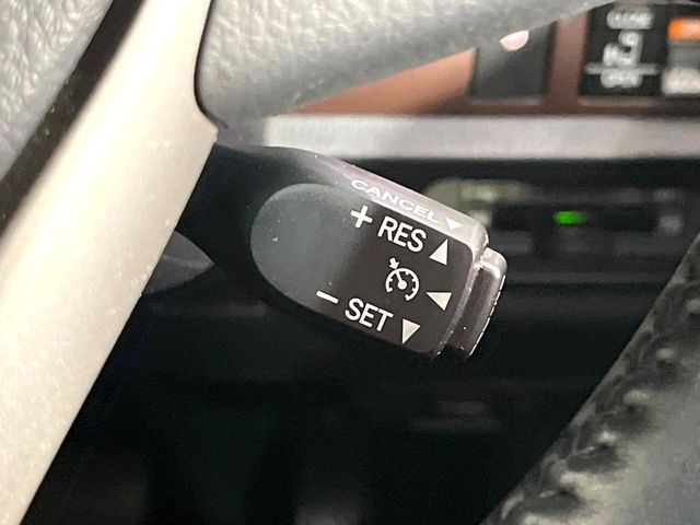 【クルーズコントロール】高速道路もラクラク走行。アクセルを離しても一定速度で走行ができ、長距離運転時の負担を軽減!加速・減速も簡単なスイッチ操作で調整できます。