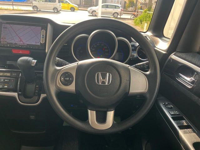 インテリアに合わせたデザインのステアリングは、運転される方のことも考え、運転しやすい形状、大きさです。是非一度、実際に触ってお確かめください。