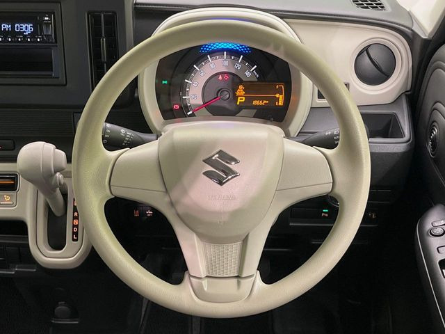 �C���e���A�ɍ��킹���f�U�C���̃X�e�A�����O�́A�^�]�������̂��Ƃ��l���A�^�]���₷���`��A�傫���ł��B�����x�A���ۂɐG���Ă��m���߂��������B