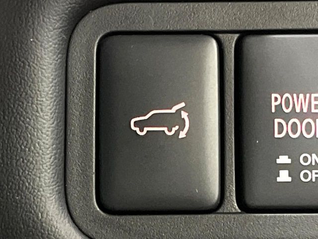 【パワーバックドア】スマートキーや運転席のボタンを押すだけでリアゲートが自動で開閉します!荷物を持っている時や、高い位置にあるバックドアを閉める際に便利な機能です♪