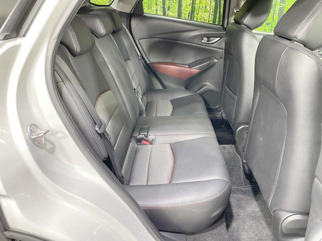 後部座席も気になるようなキズ・汚れやへたり等、大きなダメージはなく、良好な状態です。